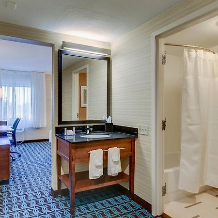Fairfield Inn By Marriott Еймсбъри Екстериор снимка