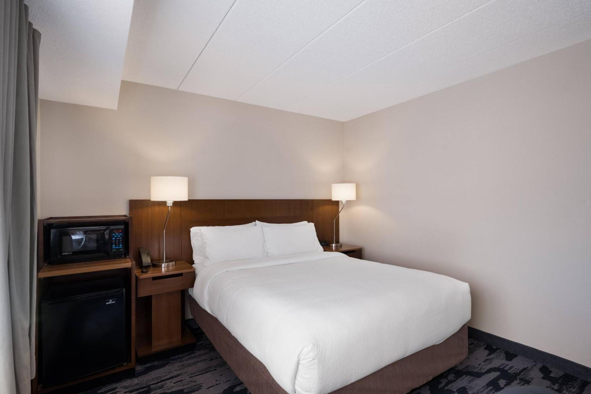 Fairfield Inn By Marriott Еймсбъри Екстериор снимка