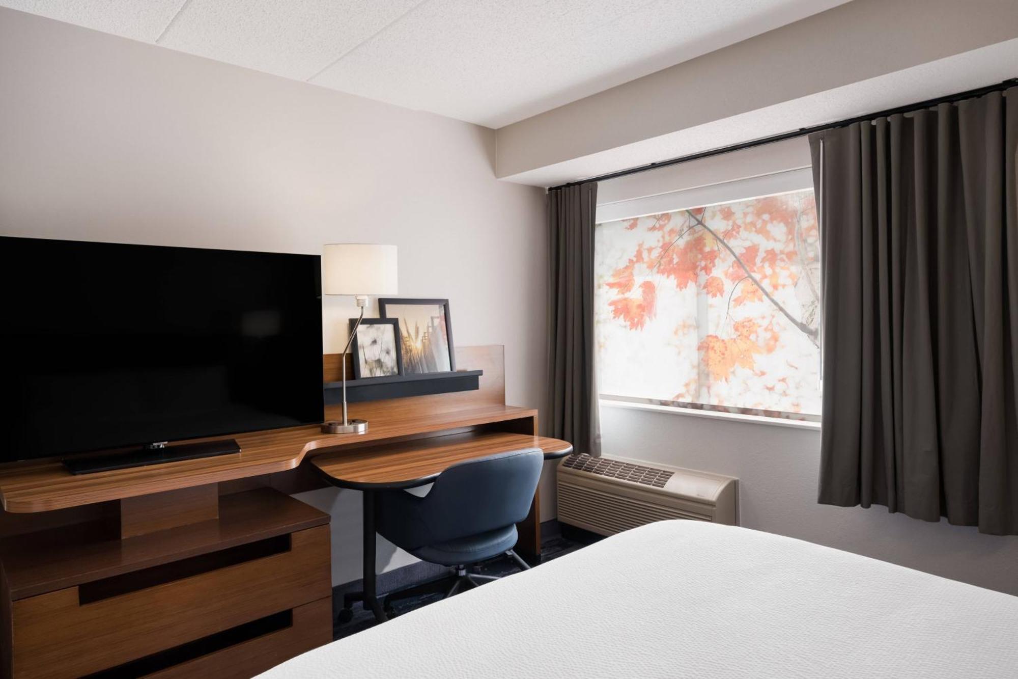 Fairfield Inn By Marriott Еймсбъри Екстериор снимка