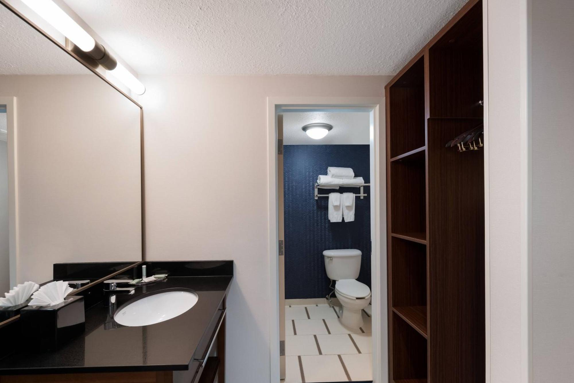Fairfield Inn By Marriott Еймсбъри Екстериор снимка