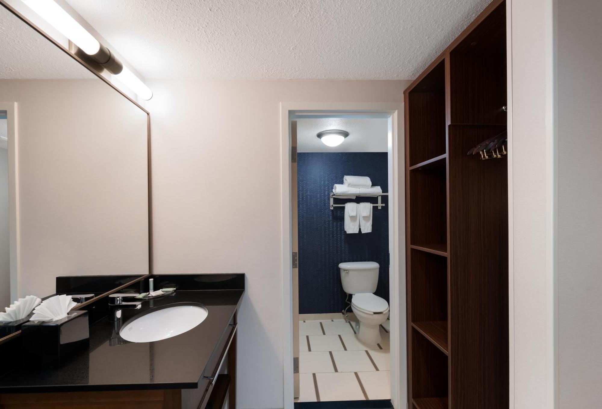 Fairfield Inn By Marriott Еймсбъри Екстериор снимка